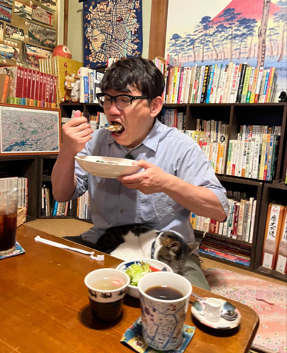 BS7ch_ZunKissa's tweet photo. こんにちは☕️

本日は週の真ん中の水曜日ですね🍝
嬉しい週末を目指して折り返し地点🥪✨✨
喫茶店でランチを食べて…🍛午後も乗り切りましょう！🥗

『飯尾和樹のずん喫茶』
看板ネコちゃんをお膝に…🐈
おいしいカレーをペロリな飯尾さん☕️✨✨ https://t.co/xzsm9C2NqR