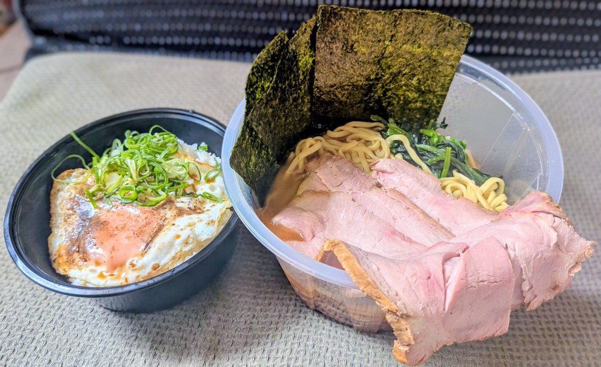 hirochan_0707's tweet photo. 燻製チャーシュー麺(中、硬め、薄め、多め)🍜
※Rocket Nowでの注文

横浜家系ラーメン 八代目野中家＠練馬

大正解⭕️
前回店舗で普通で食べたら自分にはしょっぱかったけど、味薄めならこのスープ好きだわ🤤とろみが強いのもいいですね👌

燻製チャーシューは脂身の少ない大判のお肉🐖薫香強めでこのスープにめっちゃ合う😋

どうもごちそうさまでした🙏