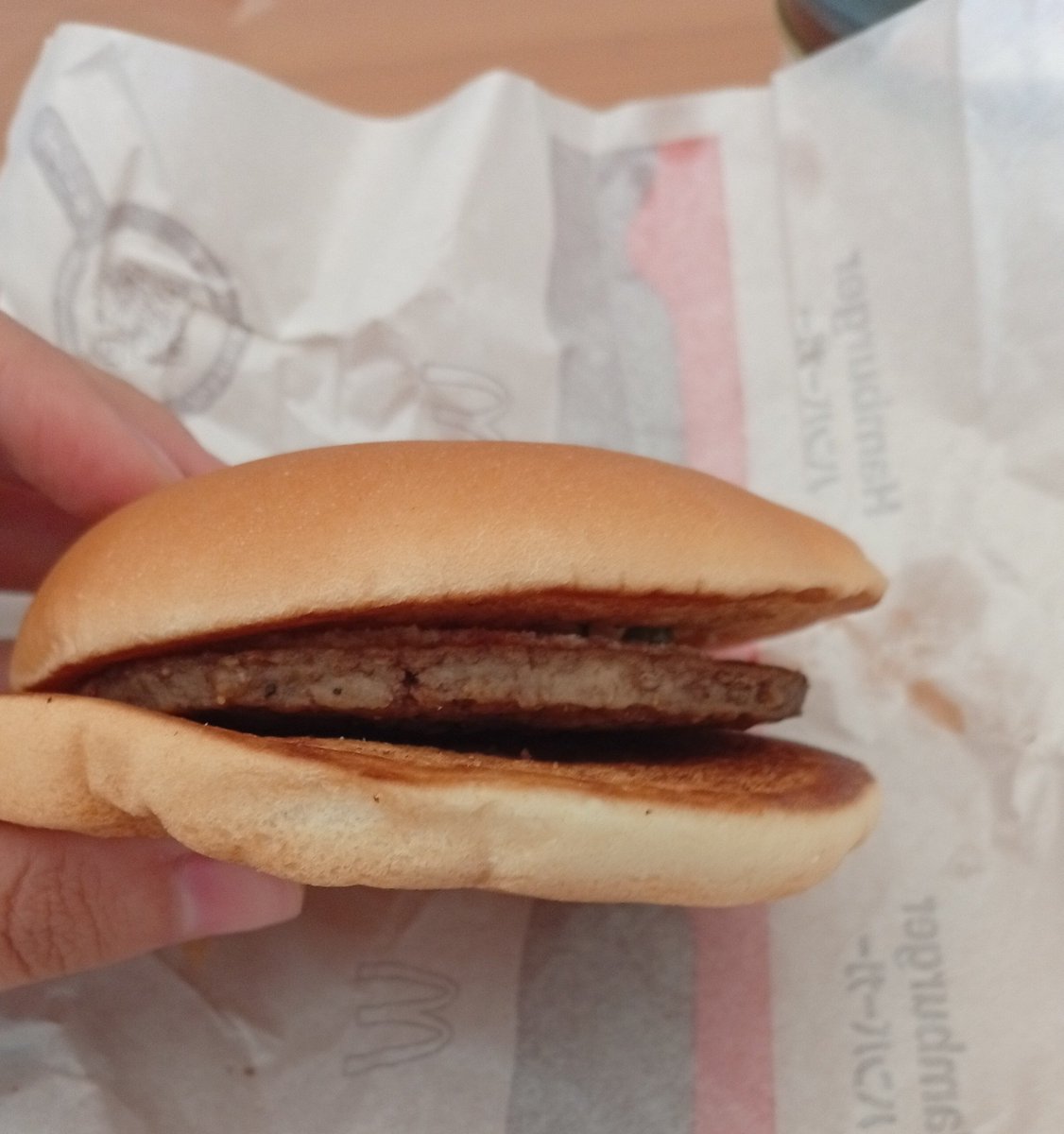 Mi2loverforeve's tweet photo. #マクドナルド
マックのハンバーガー流石に中身スカスカすぎんか
ピクルス1個なんだけどwww https://t.co/DFbbP1EHqE