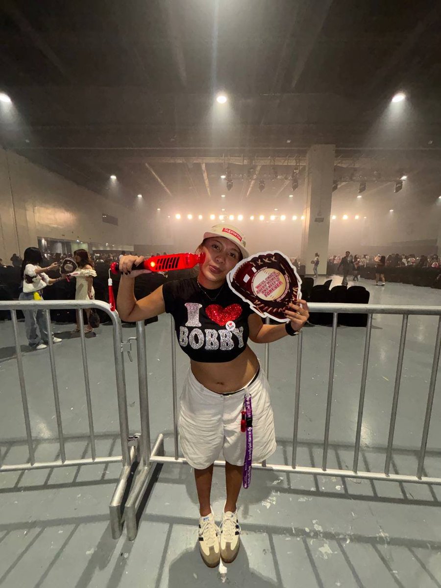 vidadaustero's tweet photo. I SAW iKON LIVE!!!! THANK U 4L COLLIEEEE LOVE UU!!! 💗💗💗💗
#iKONFourevertourinManila #iKONinManila https://t.co/QNj7qFhJhu