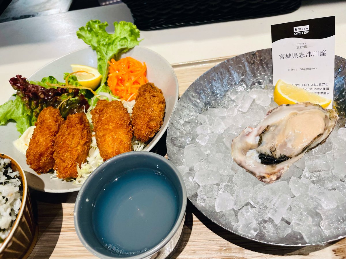 SAL900012's tweet photo. 虎ノ門アルセアタワー の
8TH SEA OYSTER Kitchen で
牡蠣フライ4ピースランチ と
生牡蠣 を
いただきました！ https://t.co/wXjNghoYDe