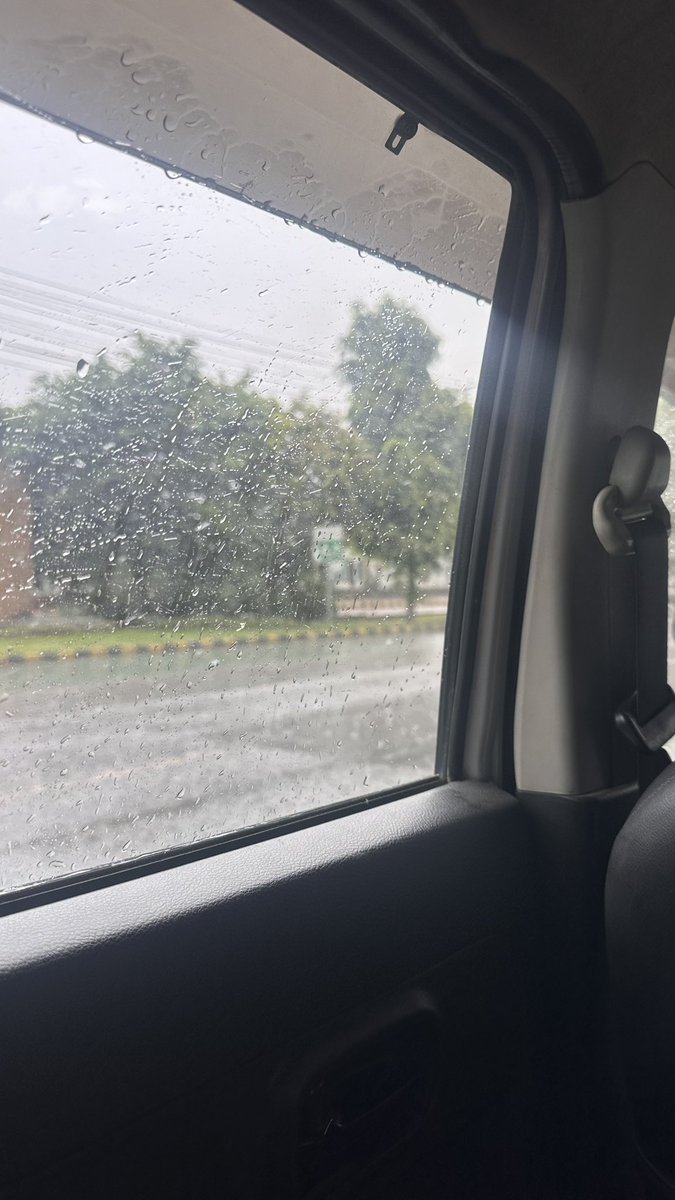 kwtfidc's tweet photo. Yeh bhi koi mosam hua office janay wala? ;( https://t.co/KDWI6ZTimN