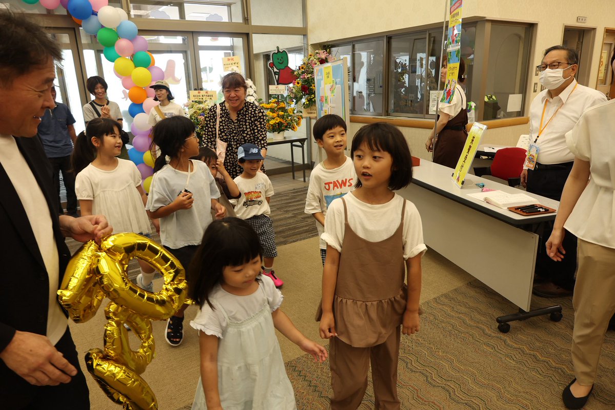 sunfuture0316's tweet photo. おかげさまで「ごはん展」の来場者が、本日午前に【5,000人】を達成いたしました！
記念すべき5,000人目のご来場者は、赤磐市からお孫さん7人とご一緒に参加されたご家族です。ご来場ありがとうございました！#ごはんといのちのストーリー展 #ごはん展 https://t.co/7pF0iYeoFo