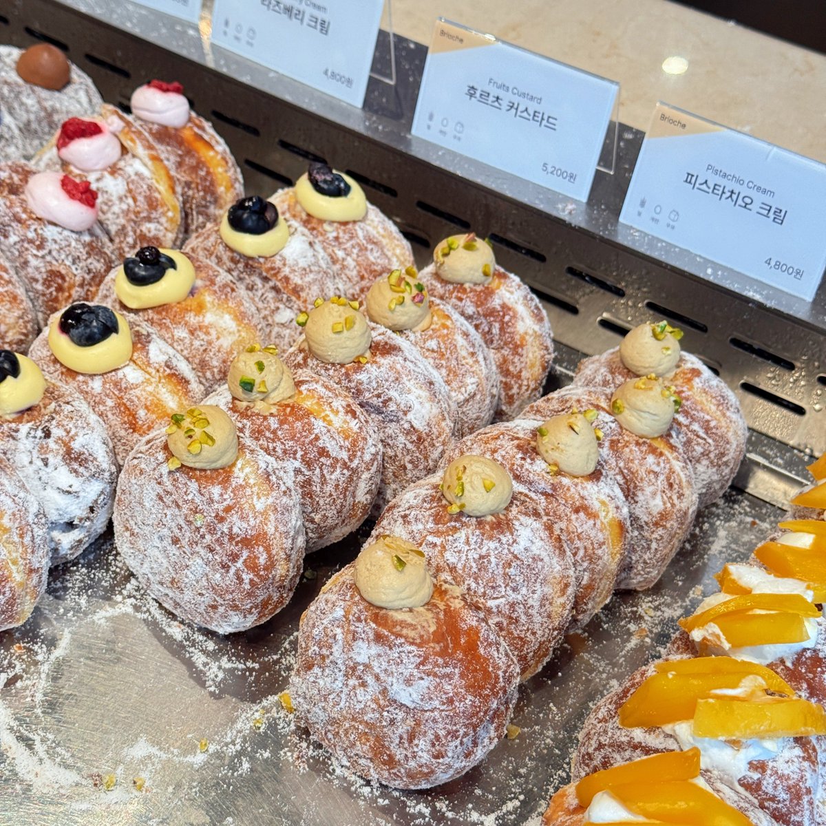 ajummabakorea's tweet photo. ที่เกาหลีก็มี  i’m donut น้า 
ไม่ต้องรอคิวยาว ทำใหม่ๆ ตลอด 

🍩 ที่เกาหลีมี 3 สาขาตอนนี้ ซองซู ฮงแด และในห้าง Shinsegae สาขากังนัม
ราคาโอเคอยู่นะ ออริจินัล 2,600 วอน (ประมาณ 60 บาท) แต่ละสาขาจะมีเมนู exclusive เฉพาะสาขานั้น ๆด้วย https://t.co/Csk8pTDAjW