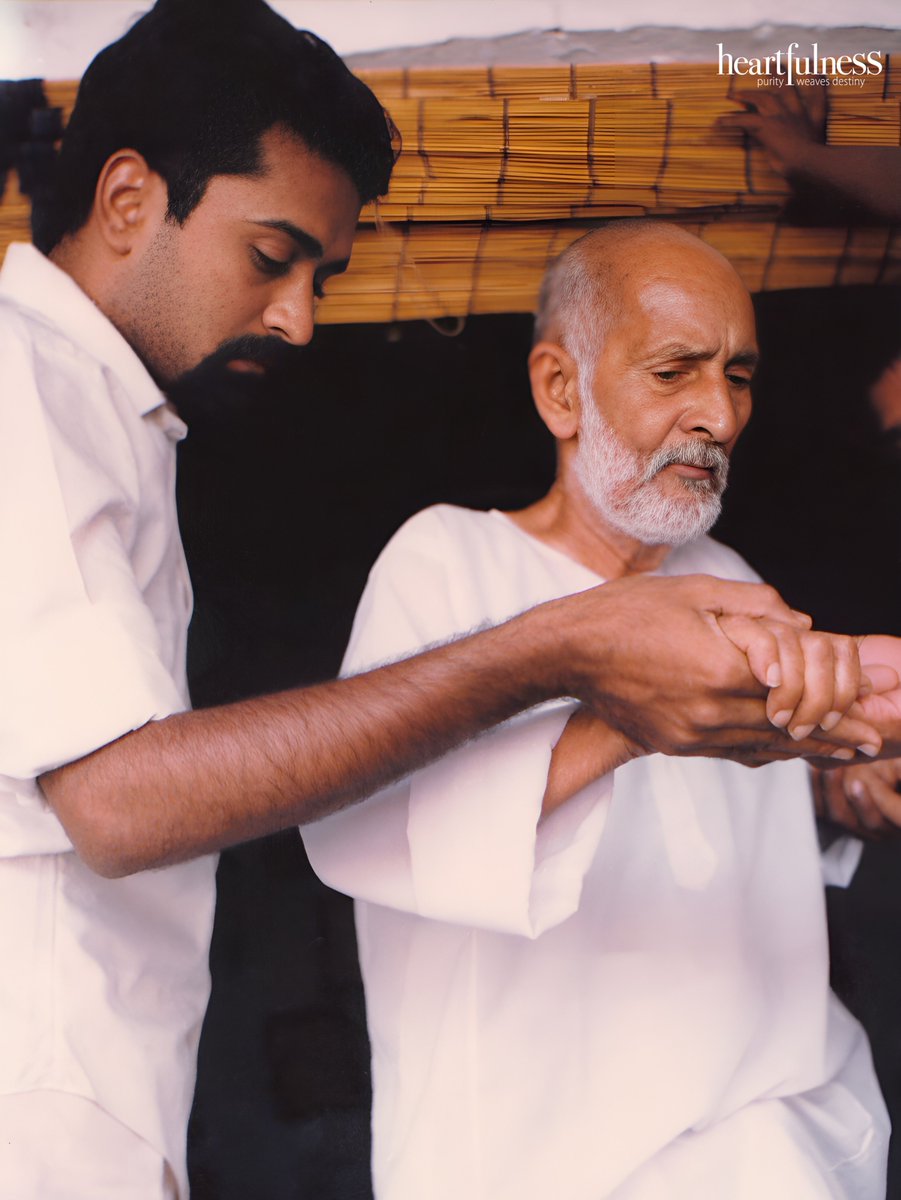 kamleshdaaji's tweet photo. The Guru depends entirely on the love and devotion of those they guide and hopes only for their inner transformation. They do not consider themselves to be helping anyone. They serve with love, without seeking name, fame, or money. Having reached the highest levels of spiritual consciousness, they have the capacity to transmit pranahuti, or yogic Transmission, which supports the seeker’s inner transformation.

#Heartfulness #GuruPurnima