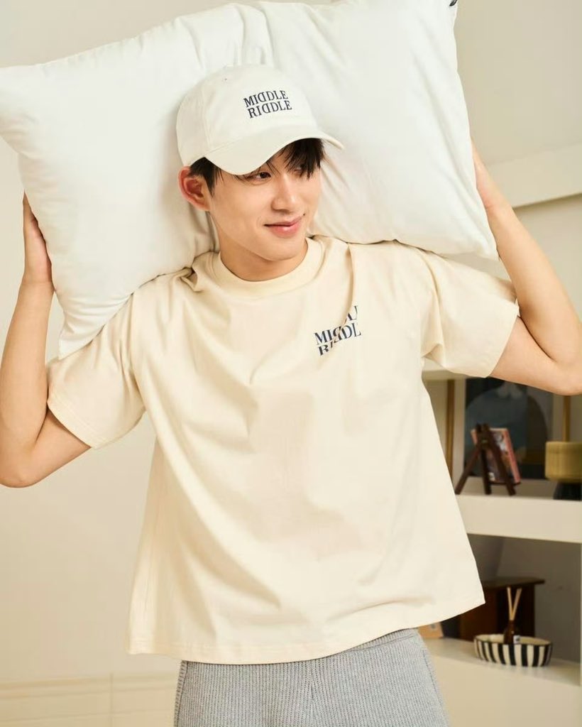 takeitEaST_214's tweet photo. On this day last year, MiddleRiddleClub launched its first-ever collection. It’s hard to believe how fast time has flown—Est’s own brand is already celebrating its first anniversary!!!🦈🤍🩵

#MiddleRiddleClub #est_rvp 
#WearMiddleLiveRiddle https://t.co/BdiXygRmNZ