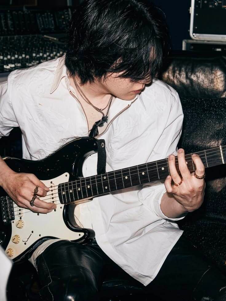 minglossyc's tweet photo. just yoongi and his guitar <3 https://t.co/CBkGcYxbhL