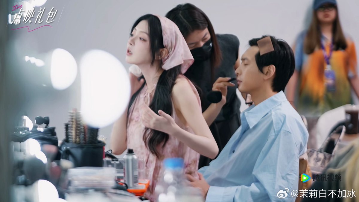 Just_kasibook's tweet photo. Wait a minute, Liu is sitting on Uncle Zhou lap? Oh my god I want to scream  😭😭😭🫣

#loveactuallys5 https://t.co/Le7HxSehTG