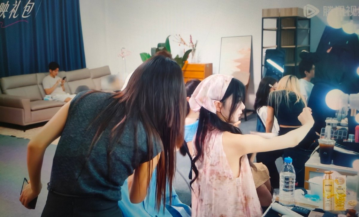 Just_kasibook's tweet photo. Wait a minute, Liu is sitting on Uncle Zhou lap? Oh my god I want to scream  😭😭😭🫣

#loveactuallys5 https://t.co/Le7HxSehTG