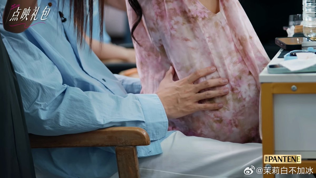 Just_kasibook's tweet photo. Wait a minute, Liu is sitting on Uncle Zhou lap? Oh my god I want to scream  😭😭😭🫣

#loveactuallys5 https://t.co/Le7HxSehTG