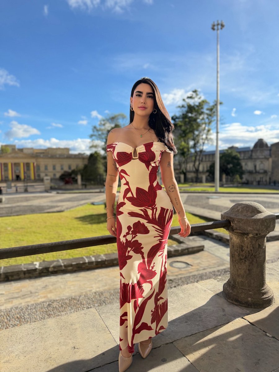 JaviPekerman's tweet photo. Nuestros impuestos se convirtieron en los sueños de un narco y mujeres que ofrecen placer a cambio de poder. 
@gabymunozz_ https://t.co/tT2jU8go9x