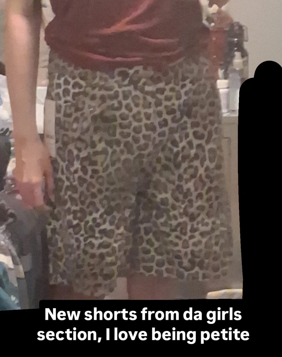 WEREW0LFL0VER's tweet photo. Size 18, borderline gonna fall off of me... 100% will fall if I put something in the pockets https://t.co/beg27r7I1O