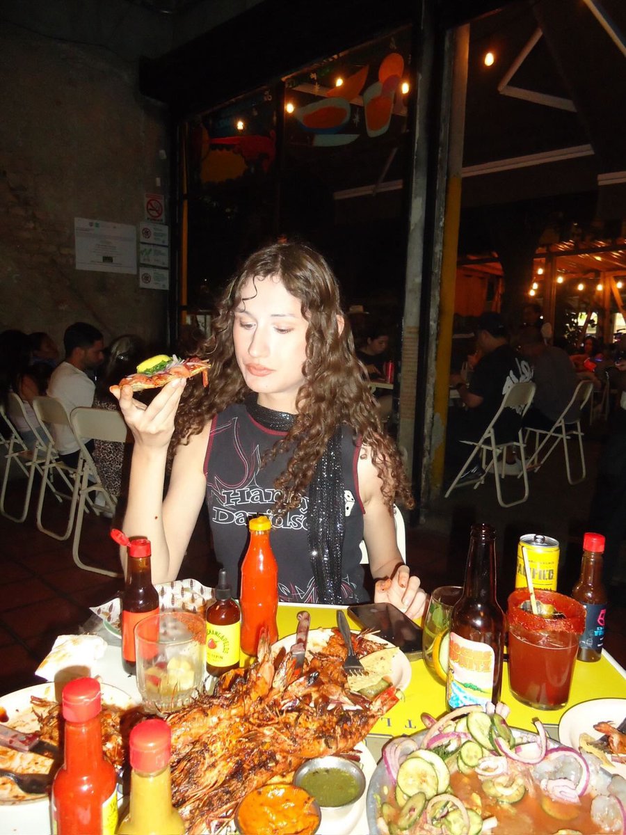 TheReaDoll's tweet photo. Can’t take a break serving muggg not even to take a bite; I stay eatingggg https://t.co/ylaQmTncDG