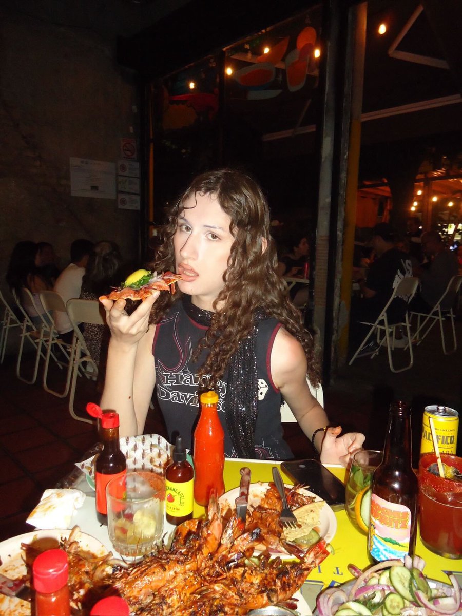 TheReaDoll's tweet photo. Can’t take a break serving muggg not even to take a bite; I stay eatingggg https://t.co/ylaQmTncDG