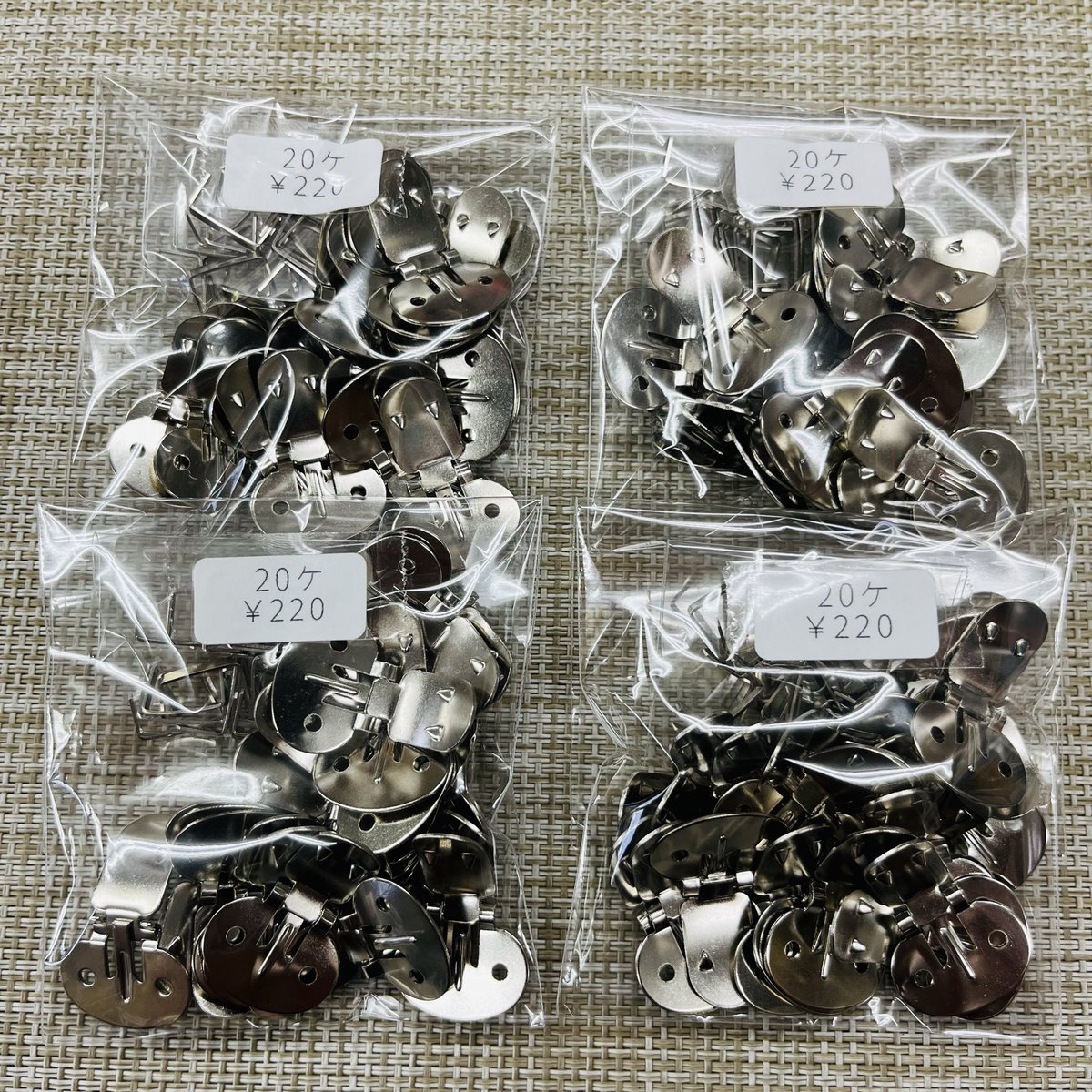 selectshop_mix's tweet photo. シューズクリップの金具のみが余ったので、金具のみのパックを作りました

20ケ=220円

色々な用途・アレンジにてご活用下さい！ https://t.co/fiRGyxbEll