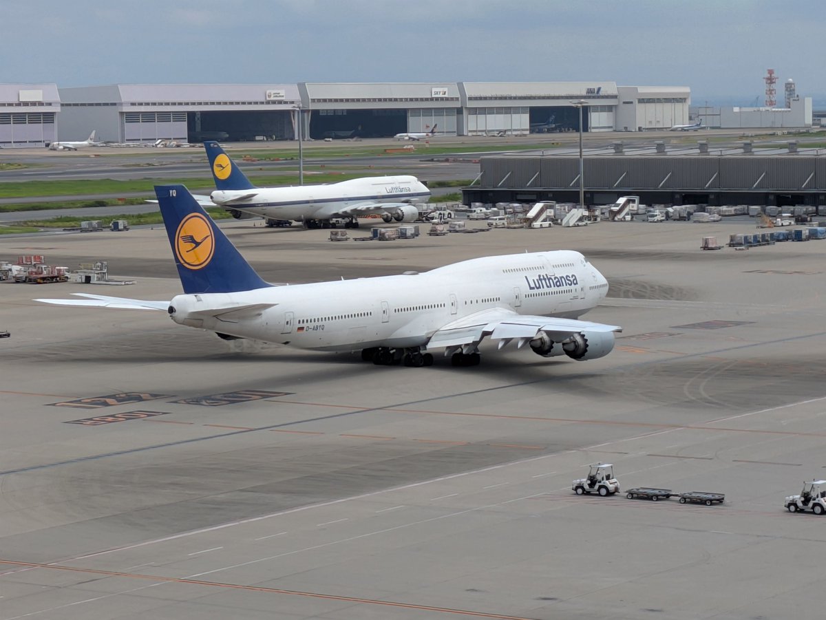 toolate88925170's tweet photo. 昨日の羽田。ルフトの747が2機並んでた。離陸は16Lだったのでここからは間に合わず!! https://t.co/z7Wg5aJRSZ