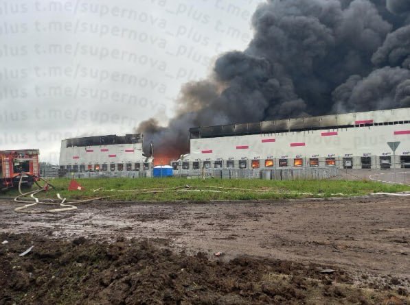 Osinttechnical's tweet photo. Russia’s Ryazan Wildberries distribution center has suffered catastrophic damage from a Ukrainian drone strike this morning, with the warehouse partially collapsed and ablaze. https://t.co/wkgGcYg8ZW
