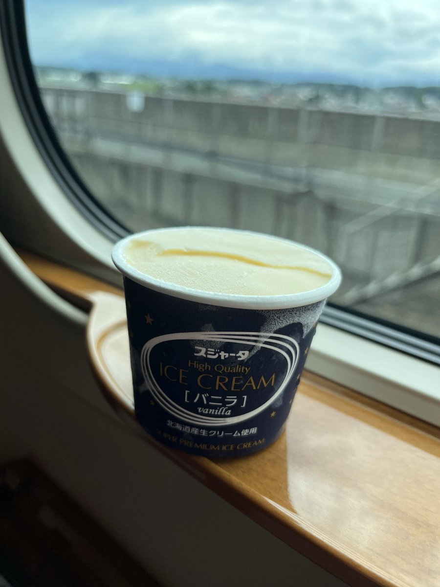 RcovOj's tweet photo. 人生初！
新幹線スーパー硬いアイス🚄🍨

硬すぎて草 https://t.co/Rqoekp3Hcc