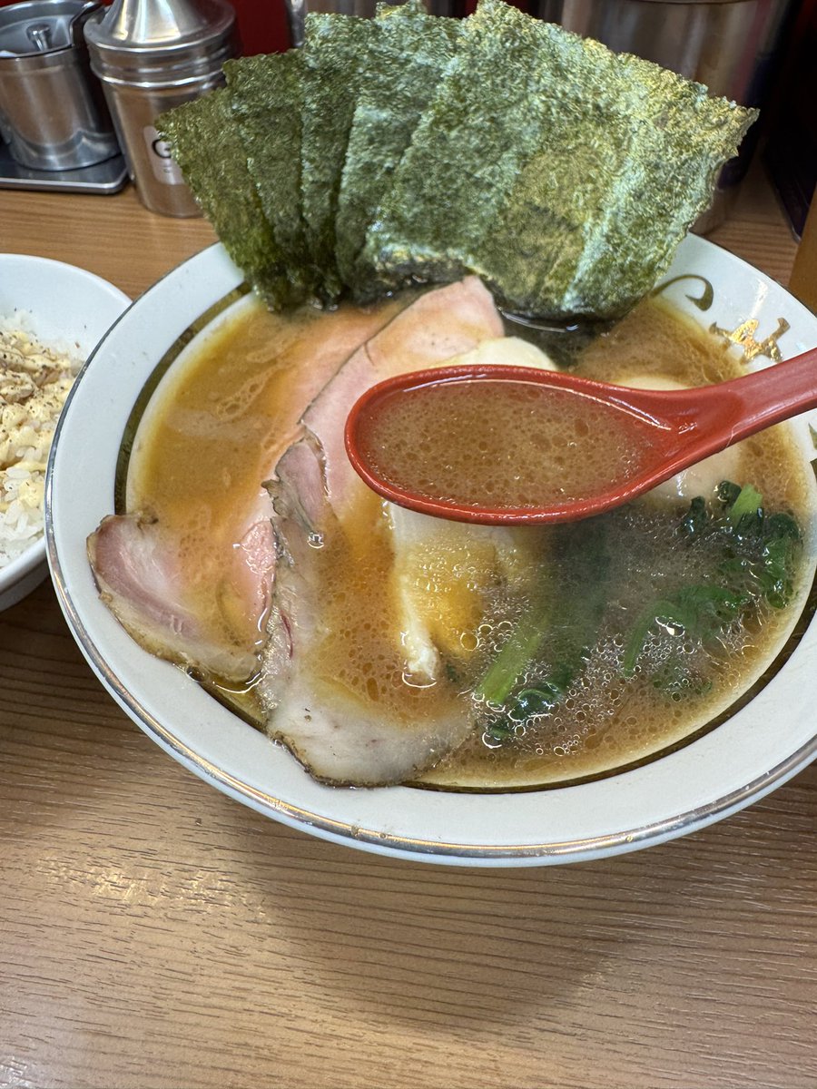 masakaz59's tweet photo. やっと、中野坂上の本店に来れました！！たいせいさんもいらっしゃった。麺上げ、スープも。すげー美味しくいただきました。
夏仕様の柑橘スープだったのね、、、？
ごちそうさまでした♪ https://t.co/SFEW3AEvU9