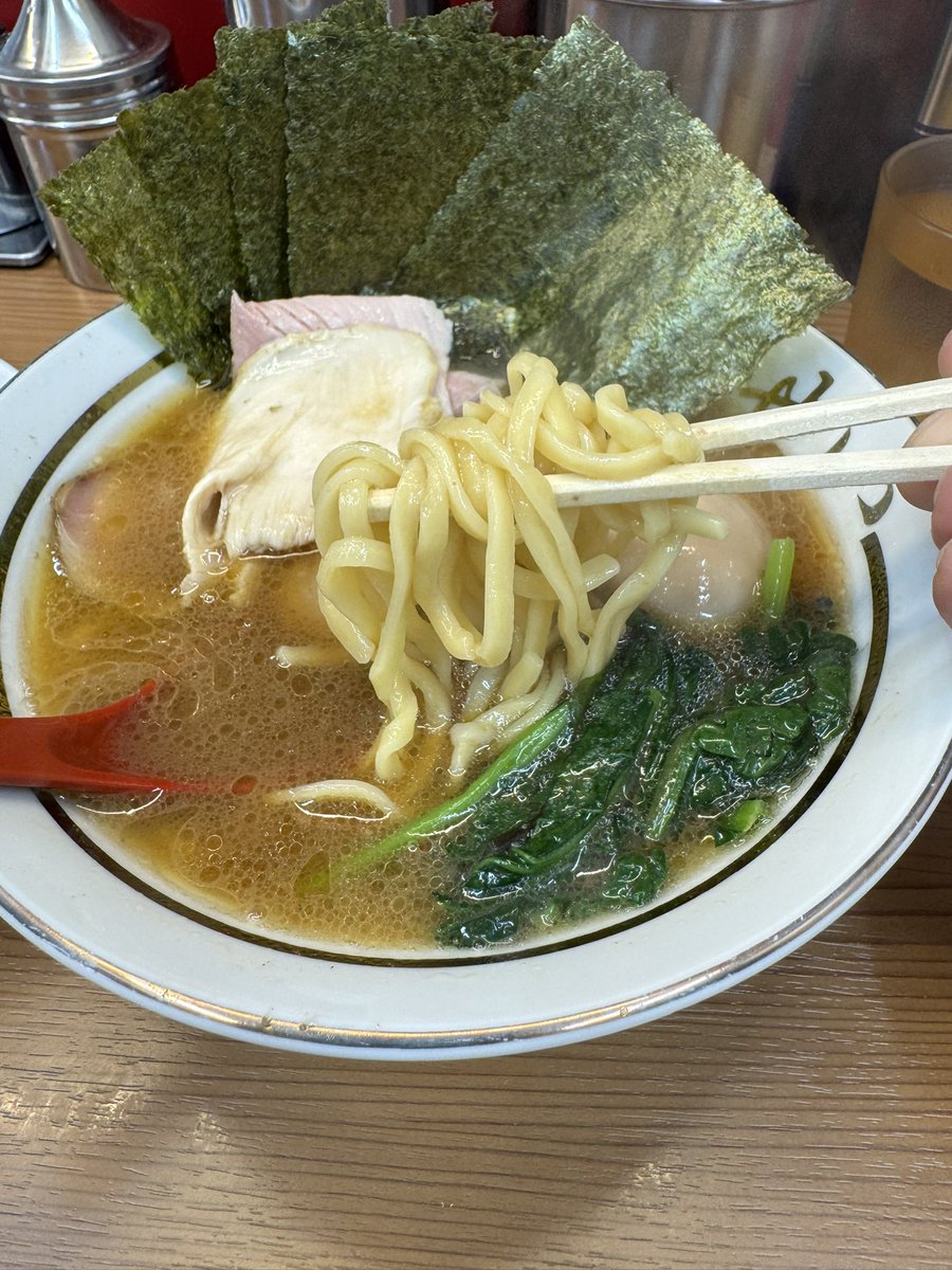 masakaz59's tweet photo. やっと、中野坂上の本店に来れました！！たいせいさんもいらっしゃった。麺上げ、スープも。すげー美味しくいただきました。
夏仕様の柑橘スープだったのね、、、？
ごちそうさまでした♪ https://t.co/SFEW3AEvU9