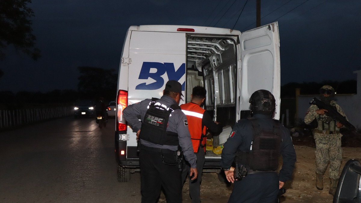 SSPCTabasco's tweet photo. L𝐚 𝐒𝐒𝐏𝐂 𝐦𝐚𝐧𝐭𝐢𝐞𝐧𝐞 Operativos de Seguridad para garantizar la tranquilidad de las familias tabasqueñas

https://t.co/sFRJse4jfN https://t.co/cZW1O0jQlm