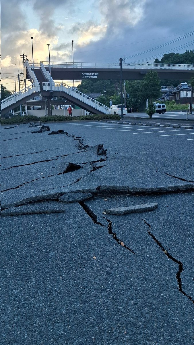 2015Etigo's tweet photo. 今朝の熊本県氷川町道の駅竜北
高速道が通行止めでR3を北上
何とか通れるが道は凸凹状態 https://t.co/TPafdsMZtX