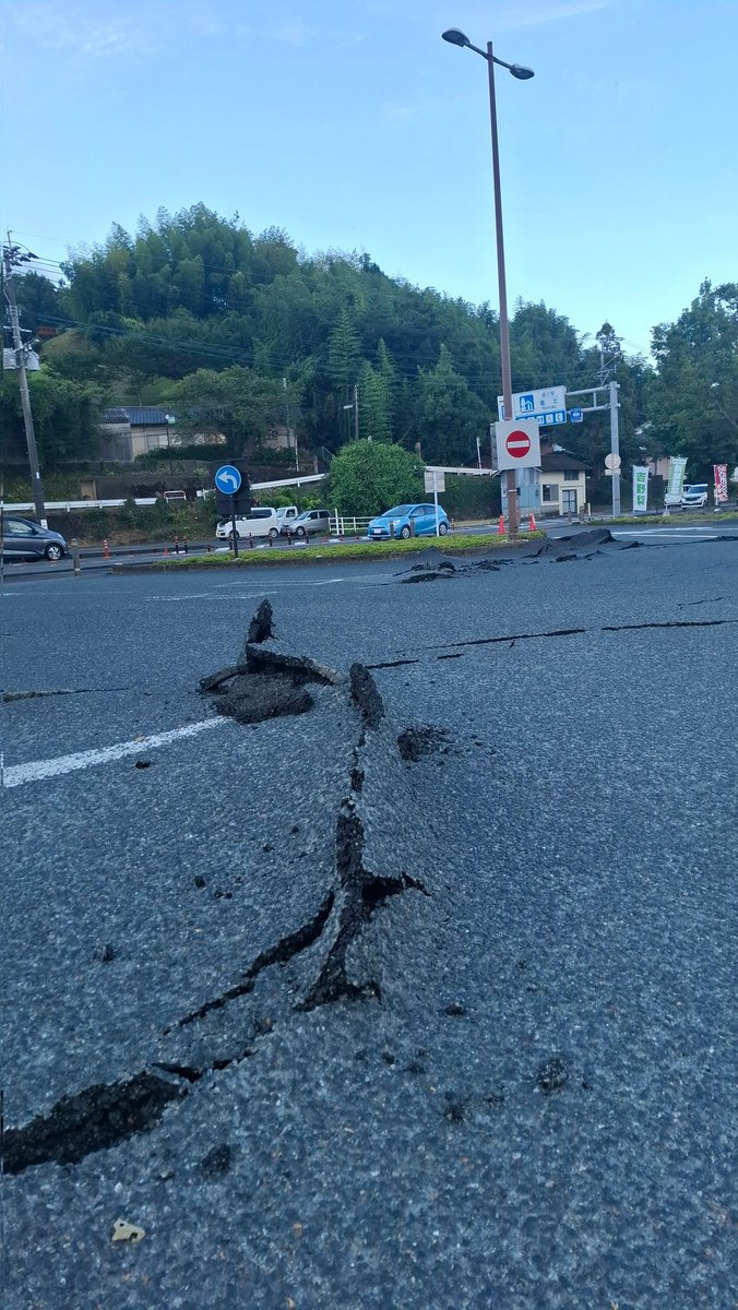 2015Etigo's tweet photo. 今朝の熊本県氷川町道の駅竜北
高速道が通行止めでR3を北上
何とか通れるが道は凸凹状態 https://t.co/TPafdsMZtX