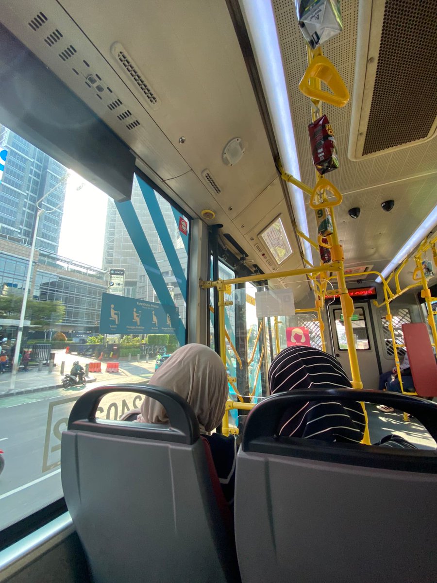 AlhisaHisa's tweet photo. yg sering naik transport umum wajib cobain sih. pake GoPay QRIS Tap dapet cashback 100%, lumayan buat ngurangin pengeluaran. https://t.co/zQ7sXgkEzg