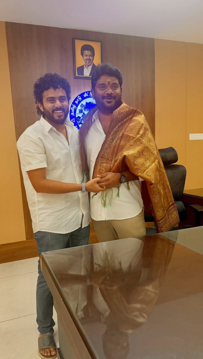 PrakazVijay_Of's tweet photo. 📸 | தமிழ்நாடு வீட்டு வசதி வாரிய தலைவர் 'பெரம்பூர் சிவா' -வை நேரில் சந்தித்தார் ஆர்.ஜே/நடிகர் விஜய் ! https://t.co/GAxGy0YTCi