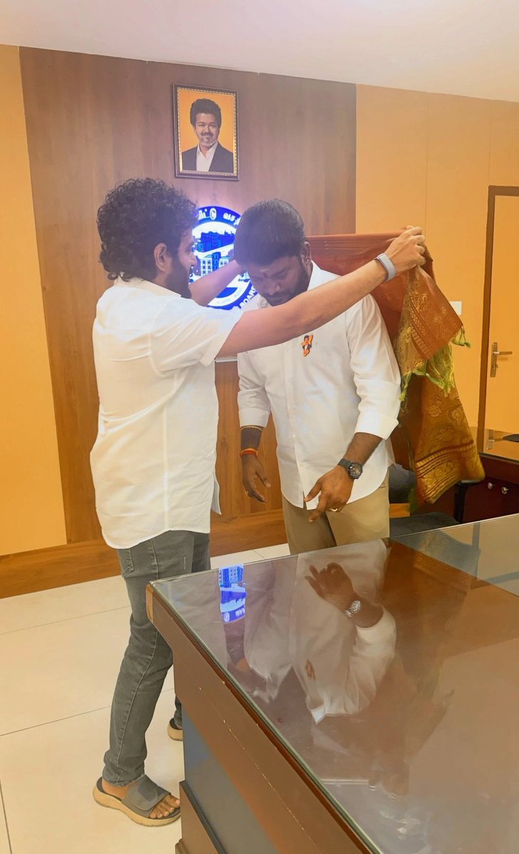 PrakazVijay_Of's tweet photo. 📸 | தமிழ்நாடு வீட்டு வசதி வாரிய தலைவர் 'பெரம்பூர் சிவா' -வை நேரில் சந்தித்தார் ஆர்.ஜே/நடிகர் விஜய் ! https://t.co/GAxGy0YTCi