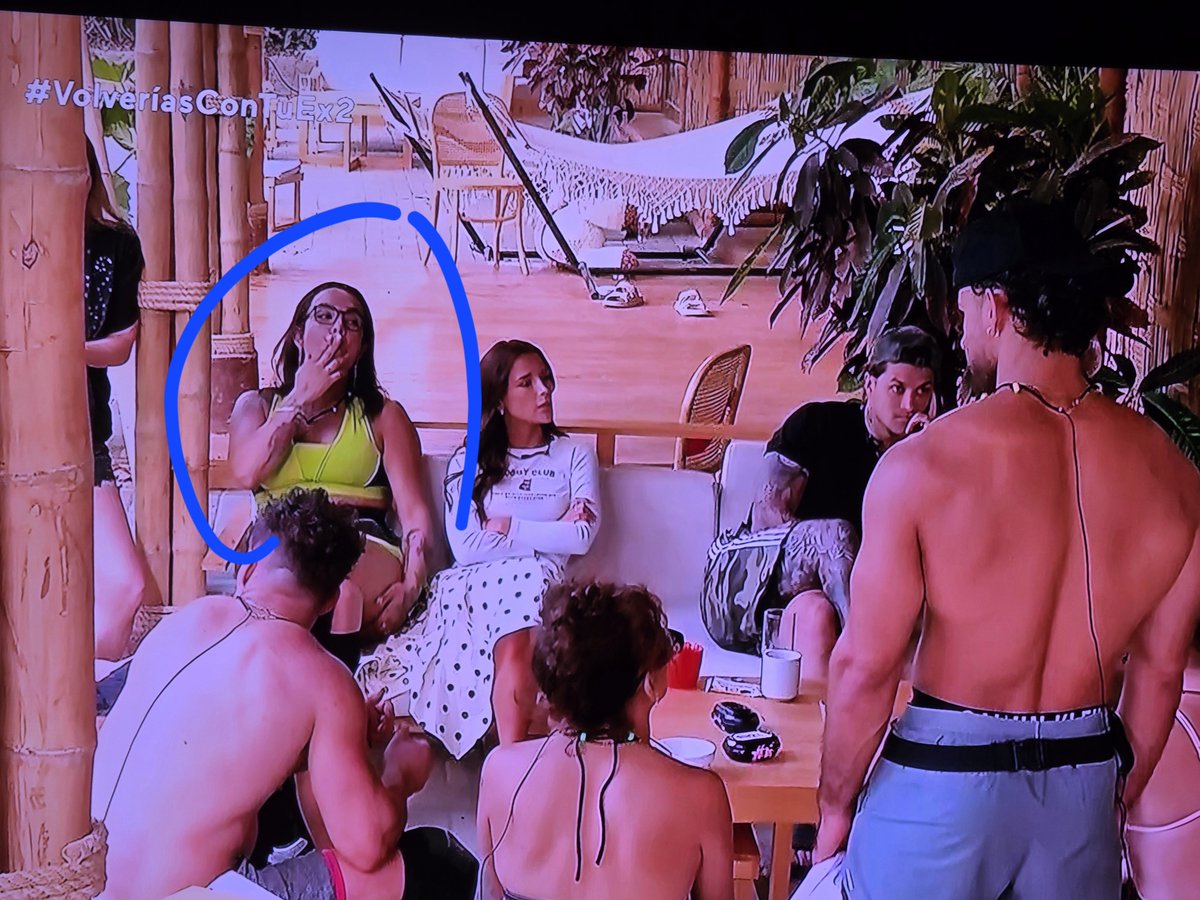 ANTI_PAYASOSS's tweet photo. SE SUPONE QUE ESTA PROHIBIDO POR LEY MOSTRAR GENTE FUMANDO EN LA TV CHILENA ? HASTA EN LAS TELESERIE NO LO MUESTRAN PIR KE ES UNA MULTA . Y FERNANDA BROWN ESTA FUMANDO #VolveríasConTuEx2 @Mega @meganoticiascl @fiebredebaile @chvnoticias @canal13 #omegna #pamelajiles #luly https://t.co/sOw2ohk3YY