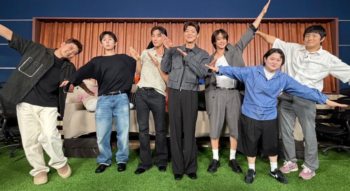 forminho911209's tweet photo. [ 나 혼자 산다 인스타 ] 
https://t.co/3wJrlHvtmk
⠀
철없을 적 내 기억 속에~~ 비행기 타고 가요🎶

파란 하늘 위로 훨훨 날아서~~✈️✈️
어릴 적 살던 상하이에 도착한 지현 회원님!!
과연 어떤 과거를 만나고 왔을지~~~?

이번주 금요일 밤 11시 10분! 같이 상하이로 떠나봐요🫶

#샤이니 #SHINee #민호 #MINHO #ミンホ