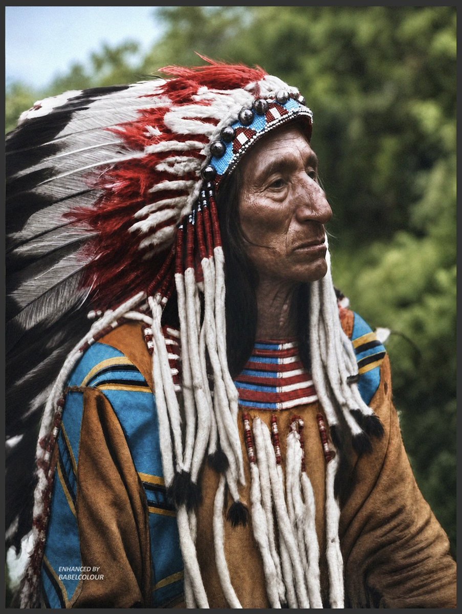 AlainHanel's tweet photo. PHOTOGRAPHIE REMARQUÉE ET REMARQUABLE… Comme chaque matin pour ouvrir ma page, voici une photographie rare que j'ai trouvée sur X et qui mérite le détour de votre regard…                                       Photographie d'art, de presse, ou document historique plein de tristesse ou de beauté…                                           "L'INCONNUE" - BERLIN 1920. 
Voici le chef Joe « La Mouse » de la tribu Bitterroot Salish (Flathead)  au Montana. 
Cet Autochrome, pris dans le parc national de Glacier par le photographe américain  Franklin Price Knott. 
Il a été publié dans le magazine National  Geographic en 1916.
Les Salish affectionnaient l'hermine et coupaient la  peau en bandes pour les suspendre à toutes les parties disponibles de  leurs vêtements. 
Ce portrait a été réalisé à l'aide d'un procédé précoce  de plaque de verre couleur et n'est pas colorisé.