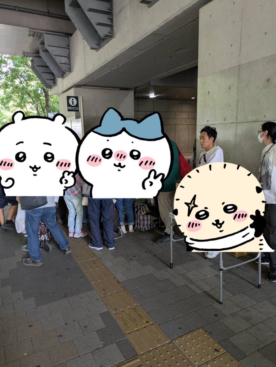 ohayonanairo's tweet photo. 【第114回】7/25日
320食の配布。カンパン、菓子、雑貨等���配布させて頂きました。月末月初は毎回多くの人が受��取りに来られます。猛暑が続きますので熱中症対策必須です🥵次回は8/1の予定です！
#都庁 #新宿 #ボランティア #フードバンク #困窮者支援 #生活支援 https://t.co/Pst8su7UWd