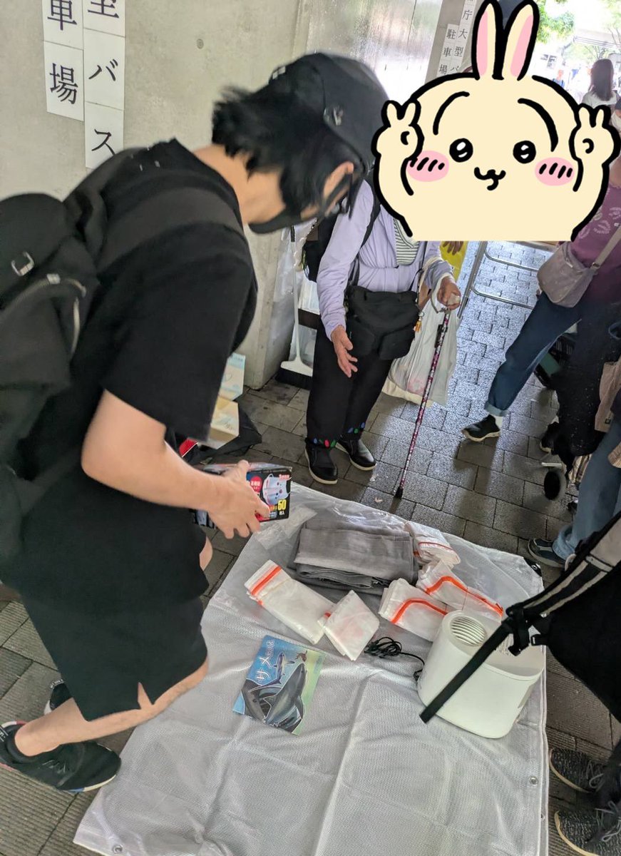 ohayonanairo's tweet photo. 【第114回】7/25日
320食の配布。カンパン、菓子、雑貨等���配布させて頂きました。月末月初は毎回多くの人が受��取りに来られます。猛暑が続きますので熱中症対策必須です🥵次回は8/1の予定です！
#都庁 #新宿 #ボランティア #フードバンク #困窮者支援 #生活支援 https://t.co/Pst8su7UWd