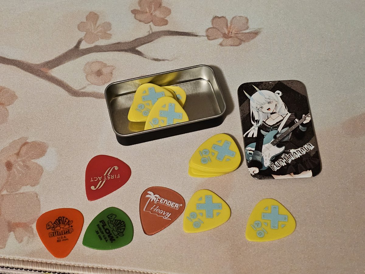 killrock8_'s tweet photo. These were stuck in Austin's USPS sorting center for over a week and finally got delivered while I wasn't home lol
These are definitely the thickest picks now own and they feel more capable of doing lead guitar stuff than what I have been using!

#EvaAnanova https://t.co/Oy6pHhWaNZ