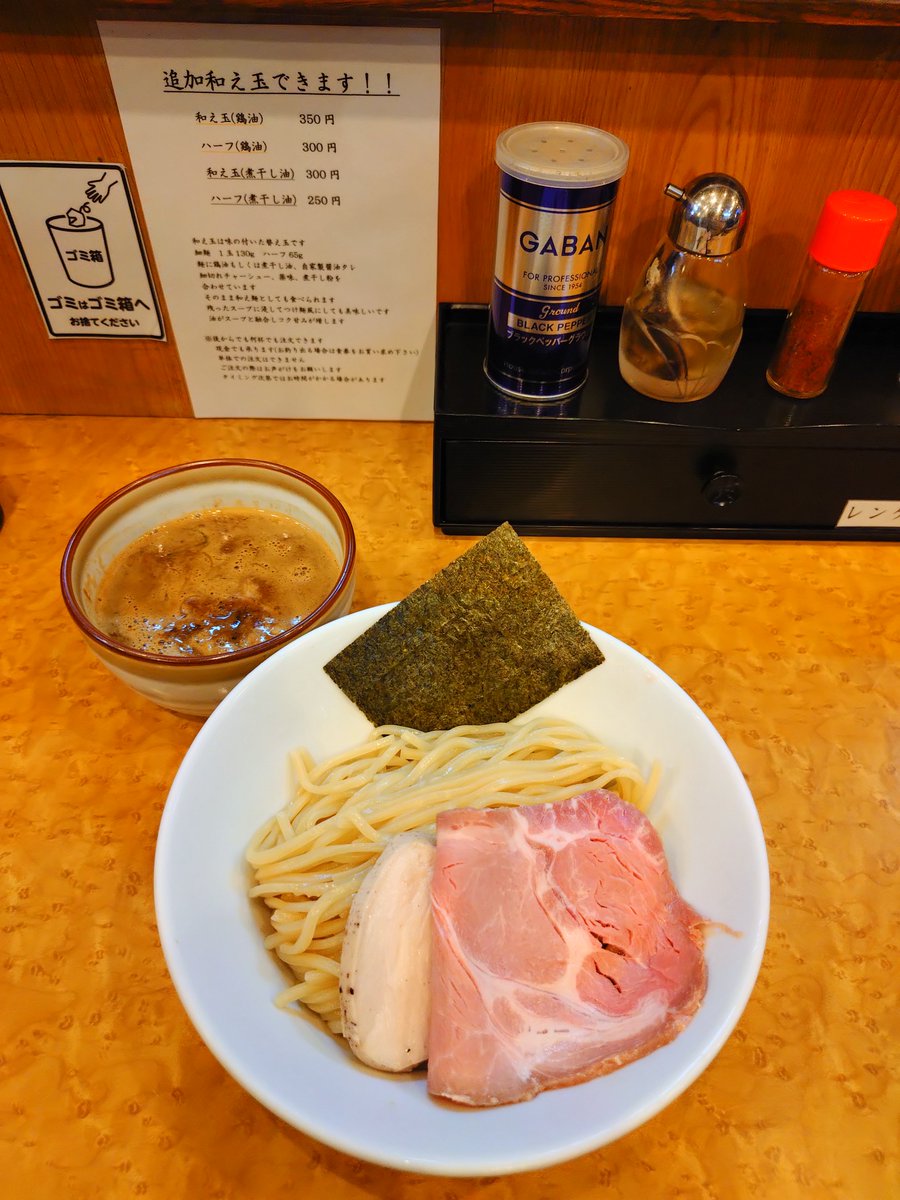 onipuka's tweet photo. 【児ノ木】
🚉落合
🍜鯖威張るつけ麺 × 和え玉鶏油

Bold mackerel, beautifully balanced. 🐟

真夏往く
早稲田通り
煮干し薫る
行雲流水
つけそば日和

鯖の旨味を存分に楽しめる「鯖威張るつけ麺」🐟✨

濃厚な鯖の風味がしっかりと感じられながらも、後味は重たさを感じさせず、最後まで心地よく味わえます😊

コシのある麺はつけ汁との絡みも良く、一口ごとに鯖の旨味が広がる満足感のある一杯✨

そして今回は和え玉鶏油も注文🐔

鶏油のコクと香りが麺によく馴染み、そのままでも十分美味しく、つけ汁にくぐらせることでまた違った表情を楽しめました😊

つけ麺も和え玉も最後まで美味しくいただき、大満足でした✨

ご馳走様でした🐴
