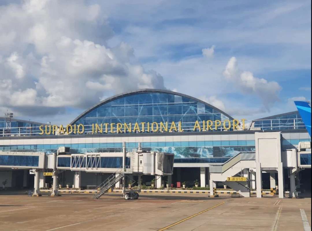 NarasiVisual's tweet photo. Di brosur pariwisata, katanya Indonesia itu kaya banget budayanya…

Tapi anehnya kok bandaranya, gerbang masuk bagi para wisatawan mancanegara, desainnya gitu-gitu aja?

Dari Bintan, Pontianak, sampai Labuan Bajo, kami selalu nemuin bentuk yang sama: kotak kaca dengan kerangka baja. Identitas kedaerahan mentok-mentok cuma tempelan di fasad.

Kemana arsitektur tropis sarat tradisi seperti yang pernah kita miliki lewat Terminal 1 & 2 Soekarno-Hatta?￼

Yuk kita bahas fenomena ini lewat lensa arsitektur.

A thread 🧵 by Narasi Visual