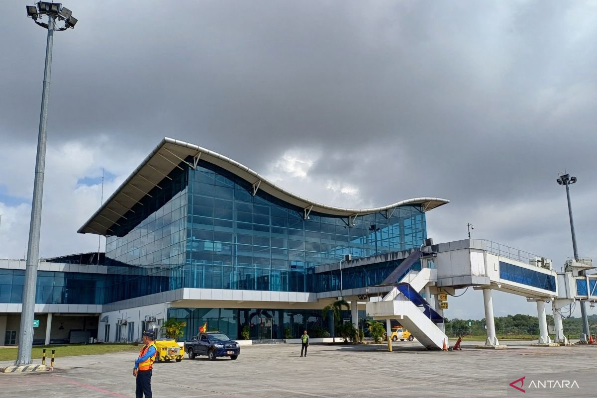 NarasiVisual's tweet photo. Di brosur pariwisata, katanya Indonesia itu kaya banget budayanya…

Tapi anehnya kok bandaranya, gerbang masuk bagi para wisatawan mancanegara, desainnya gitu-gitu aja?

Dari Bintan, Pontianak, sampai Labuan Bajo, kami selalu nemuin bentuk yang sama: kotak kaca dengan kerangka baja. Identitas kedaerahan mentok-mentok cuma tempelan di fasad.

Kemana arsitektur tropis sarat tradisi seperti yang pernah kita miliki lewat Terminal 1 & 2 Soekarno-Hatta?￼

Yuk kita bahas fenomena ini lewat lensa arsitektur.

A thread 🧵 by Narasi Visual