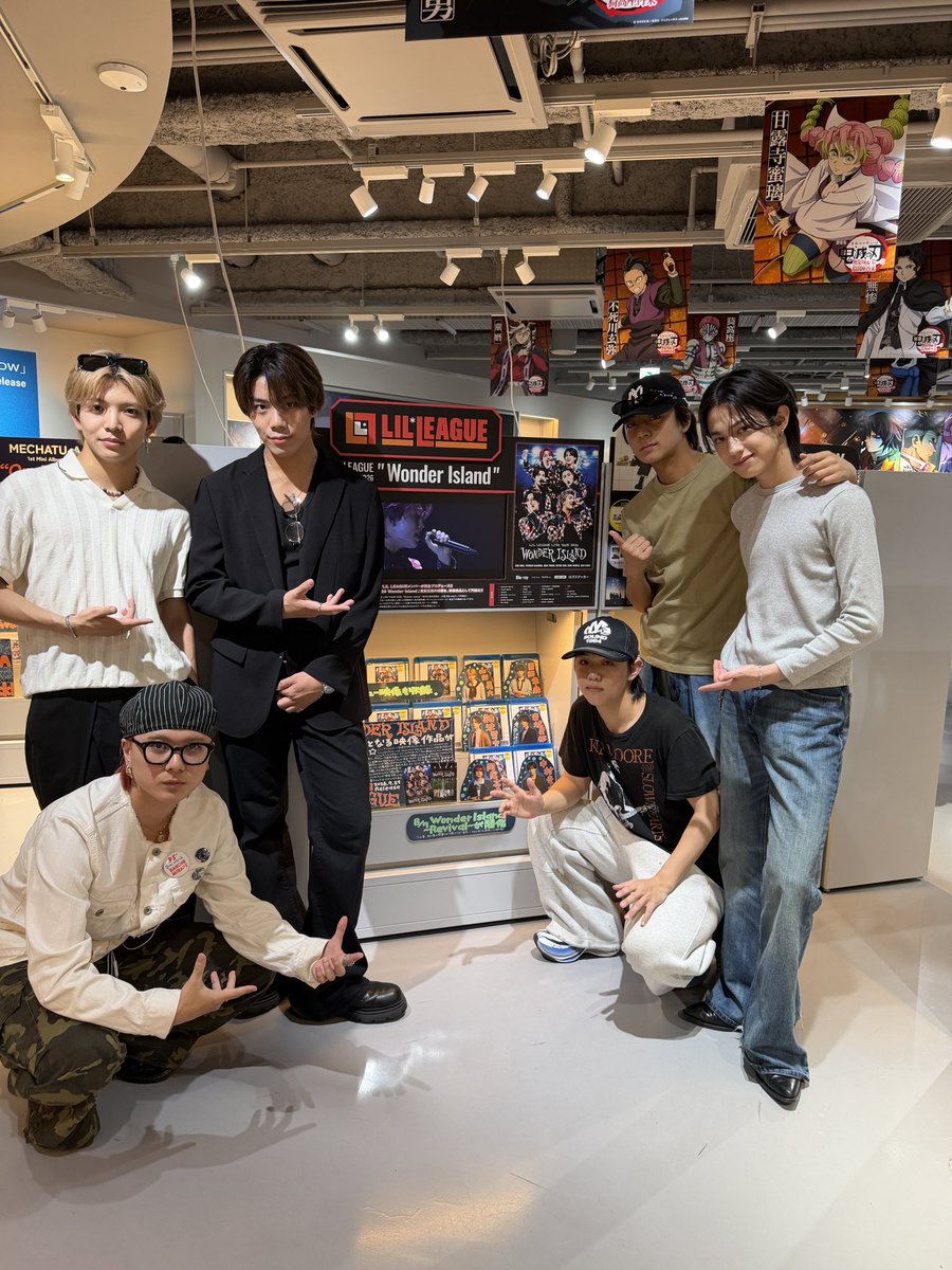 SHIBUYA_T_MUSIC's tweet photo. 【#LILLEAGUE ご来店🧡】

LIVE Blu-ray『LIL LEAGUE LIVE TOUR 2026 "Wonder Island"』を発売したLIL LEAGUEの皆様がご来店！

展開場所にサインやコメント等✍️
足跡を沢山頂きました👣
いつもありがとうございます💖

@LIL_LEAGUE_ 
#LILLEAGUE https://t.co/b7fj2ePPXu