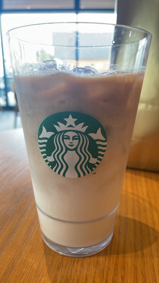 remoon__'s tweet photo. なんでうちは充電これしかないのに
店内でしかもグランデにしてしまったんだろ https://t.co/E3UNpCEOYU