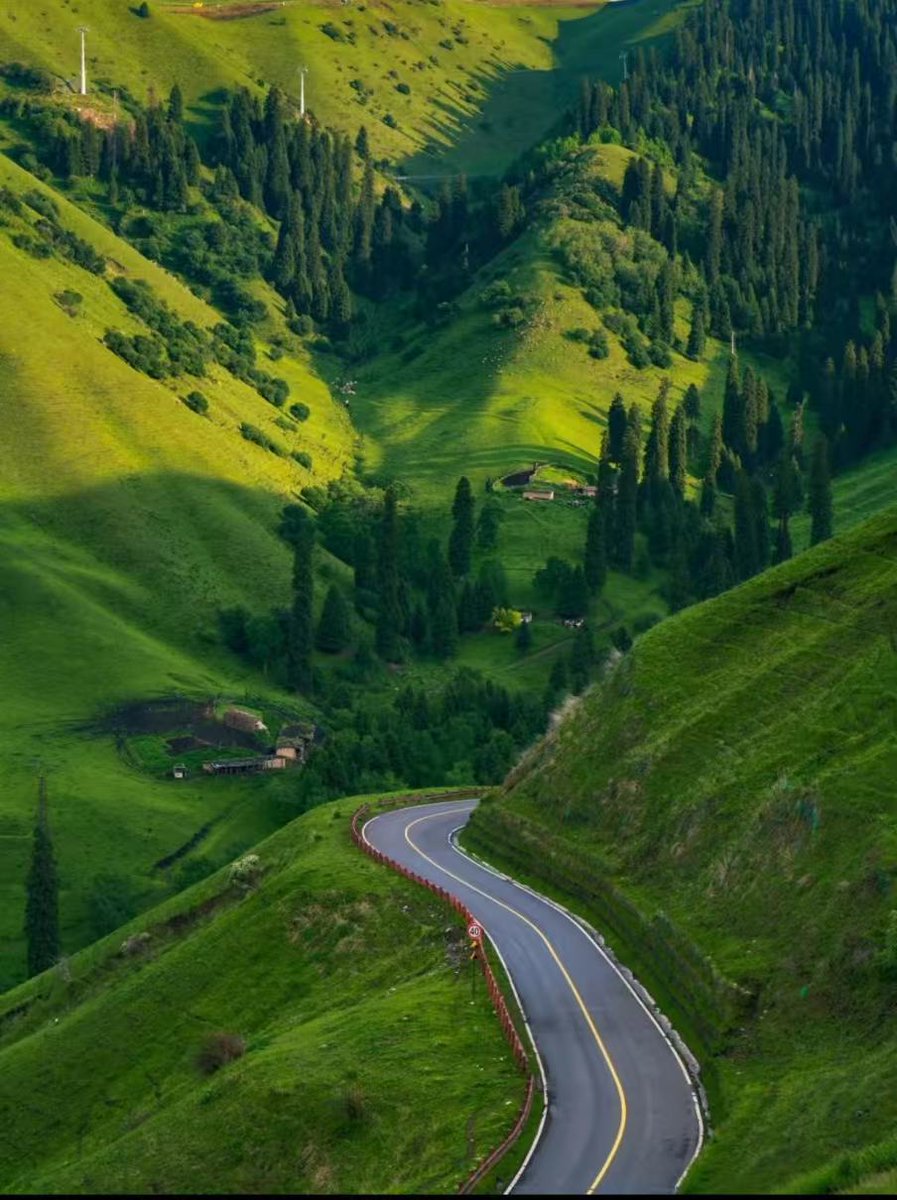 allstarwall's tweet photo. The road winds through green valleys.
Keep driving, chase the light. #互关 #互fo #互粉 https://t.co/NxoTjWsGLa