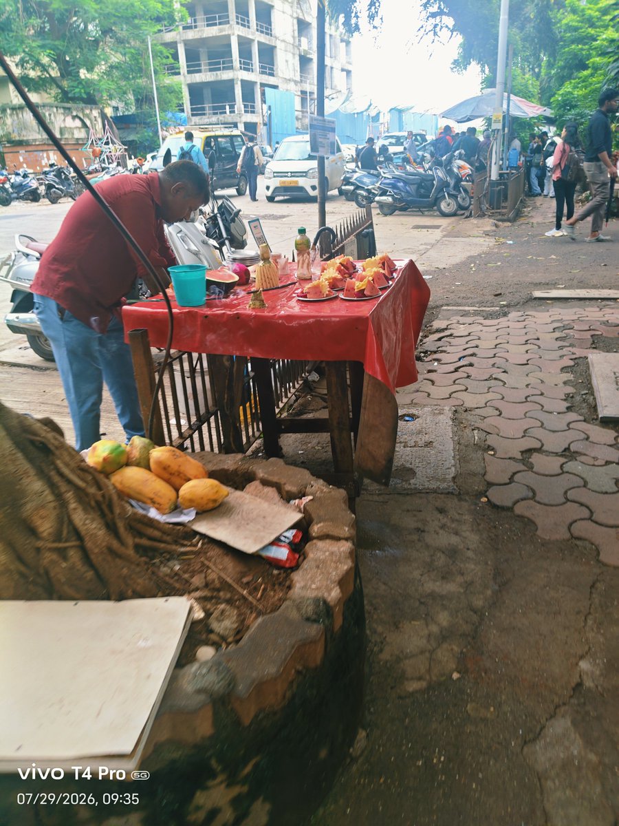 Bird311Angry's tweet photo. Day 2. No action against unhygienic food. Raheja chambers. Nariman point. @mybmc @mybmchealth @fssaiindia @Tukaram_IndIAS . Hope so strict action will be taken. Show some respect towards common people by removing all this unhygienic food stalls https://t.co/8OnadSYi7I