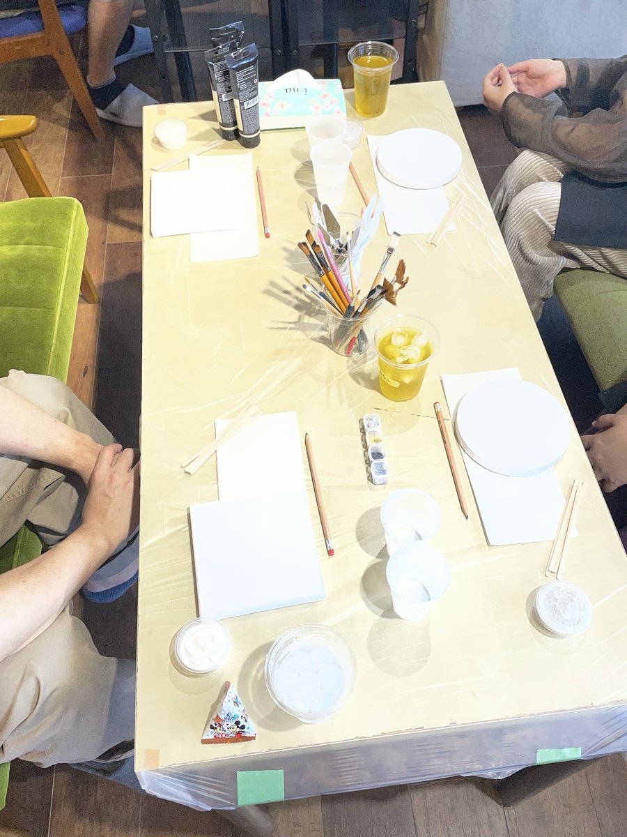 ishinentame's tweet photo. 今日のエンタメ研修はテクスチャーアートワークショップです！芸術性が試されますね！ https://t.co/IyXxcBJAKv