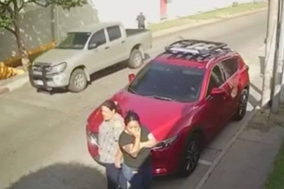 soy_502's tweet photo. 📹 Mujeres son captadas cuando roban un emblema de  carro en la zona 11

El robo quedó documentado por medio de una cámara de seguridad en la zona 11 de la ciudad

https://t.co/x0rZLKrOhV https://t.co/Jnh8Nwj1tj