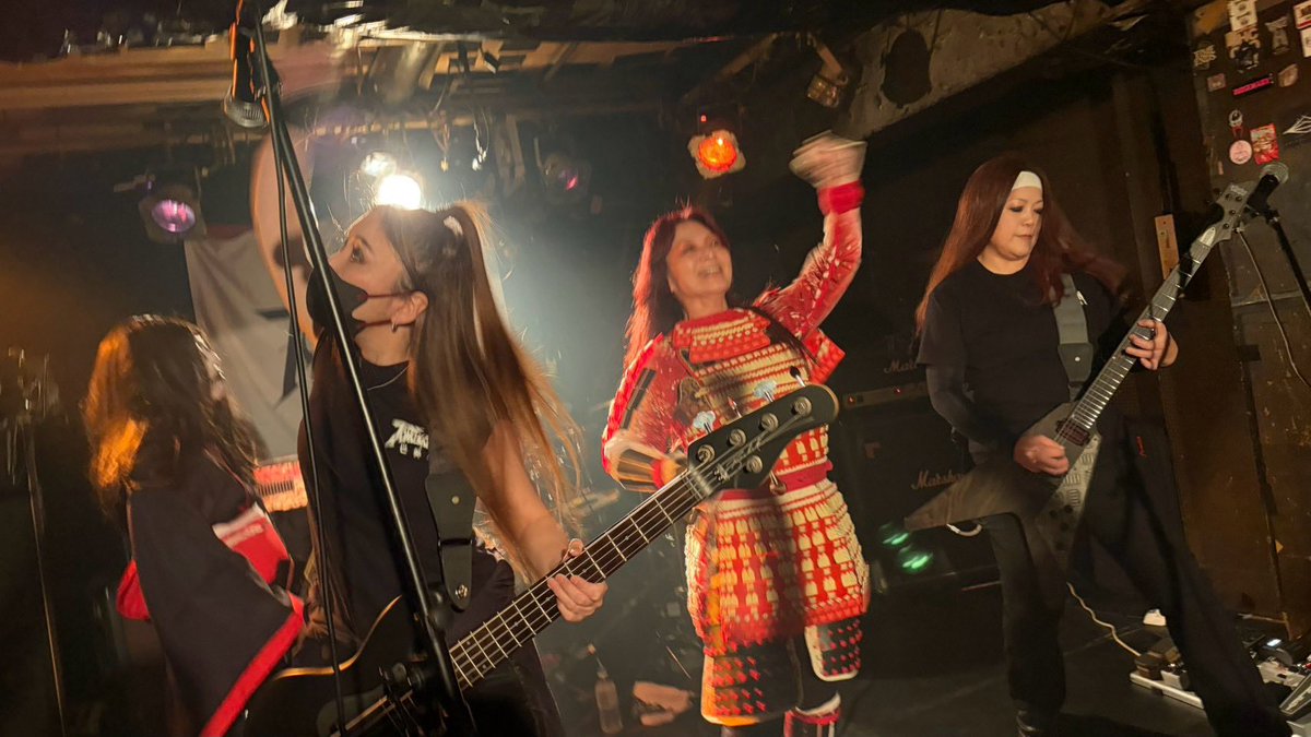 tomoe_thrash's tweet photo. 7/26、初台WALLにて「初陣」
LIVEでしたー！
まだ興奮冷めやらぬとても楽しいLIVEでした！
鉈車のメンバーは若手とは思えぬ演奏力があって今後期待のバンドさんでした！
「写真一緒に撮ってください！」なんてとても可愛いじゃないですか笑😍
もう、息子だなwww https://t.co/IsKEP7RY9G
