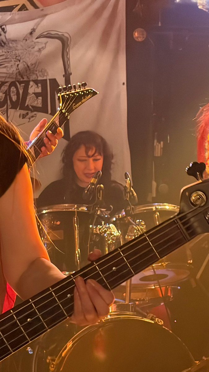 tomoe_thrash's tweet photo. 7/26、初台WALLにて「初陣」
LIVEでしたー！
まだ興奮冷めやらぬとても楽しいLIVEでした！
鉈車のメンバーは若手とは思えぬ演奏力があって今後期待のバンドさんでした！
「写真一緒に撮ってください！」なんてとても可愛いじゃないですか笑😍
もう、息子だなwww https://t.co/IsKEP7RY9G