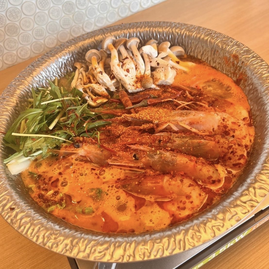 aoitori629's tweet photo. 🦐🔥 dinner timeの大人気「エビ鍋」に、ついに辛口が登場‼️ 🔥🦐

ぷりっぷりの甘えびの旨みが溶け込んだスープに、
あと引く辛さをプラス🌶️

辛さの中に広がる濃厚な海老の旨み…
一度食べたらクセになります✨

「今日は辛いもの食べたい！」
そんな日にぜひ🍺
#札幌駅海鮮 https://t.co/3ImY7FSTCV