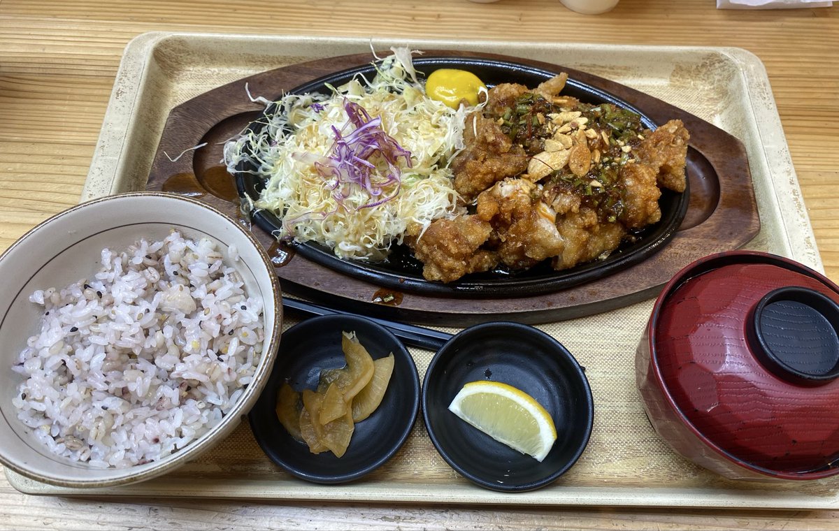 chi_riu's tweet photo. #大戸屋　鉄板 生ニラだれの油淋鶏
スタミナ定食みたいなもんが 欲しくなり…

イオンモールの大戸屋でいただいたけど 熊本でイオンが爆発したことには驚きました
この猛暑の中での地震被災は 厳しすぎる… https://t.co/c4PdBZRI2U