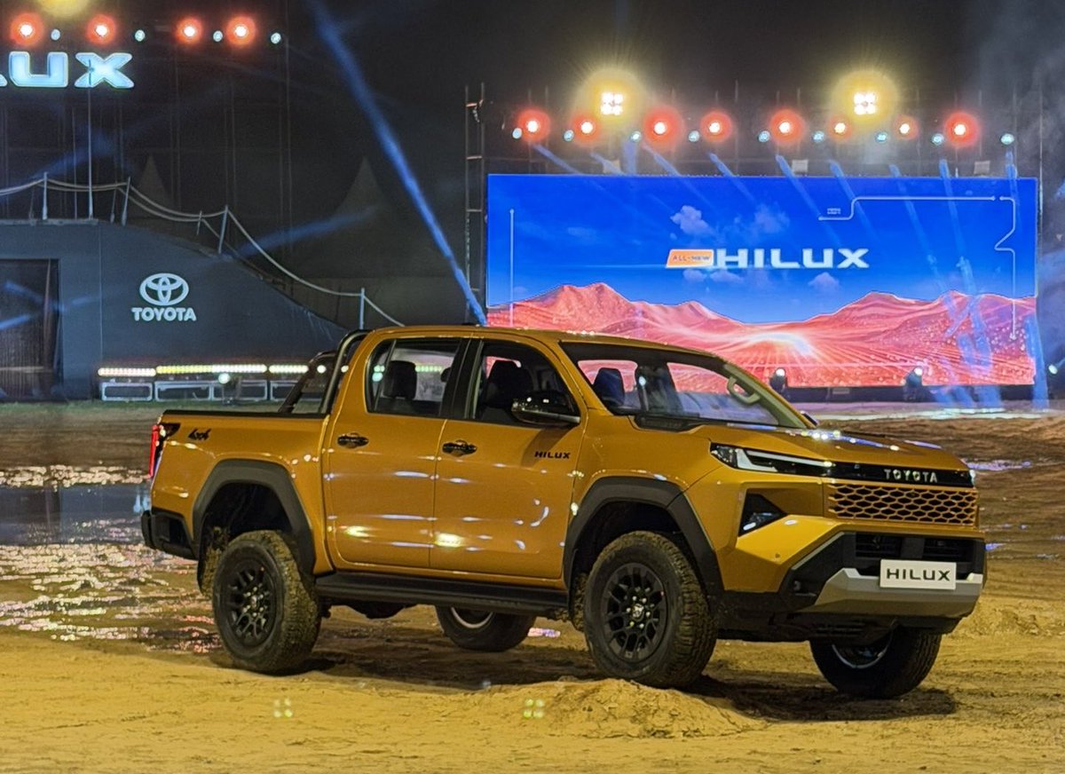 AutomobeIN's tweet photo. LAUNCHED: 9th-gen Toyota Hilux 

💥 12.3-inch infotainment and drivers display
💥 2.8-L diesel engine; 201 bhp/500 Nm

Deliveries to start in Aug 2026.

🇮🇳 Variants:(All 6 Speed AT)
GX 4x2(RWD) : 31.99 lakhs
GX 4x4 (4WD) : 33.69 lakhs
GX 4x4 (4WD) : 36.69 lakhs

#Toyota #Hilux https://t.co/oQTVvs9noh